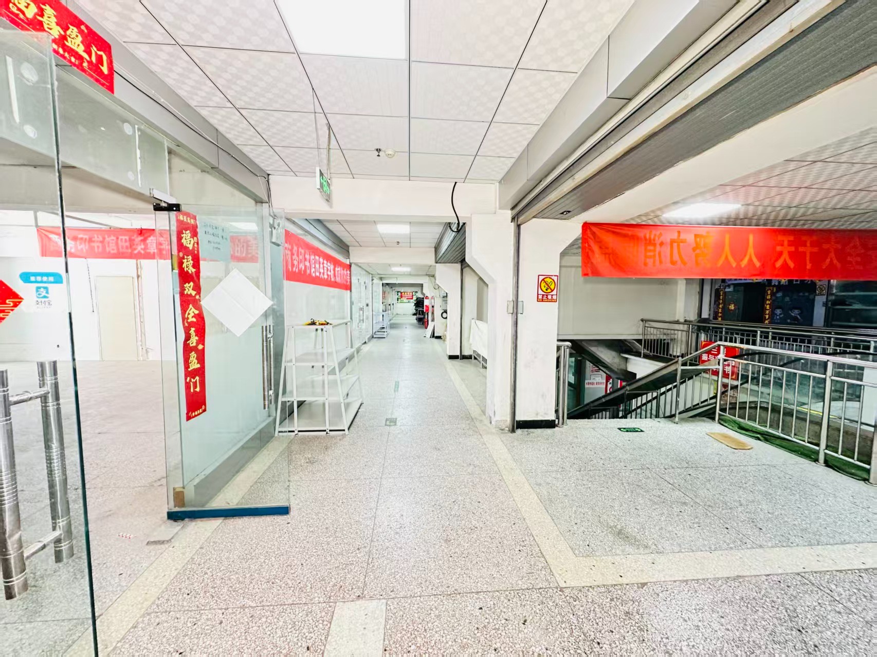 涧东路引入人工智能技术应用场景，推动AI与商业、零售、电商、企业服务等领域融合发展。